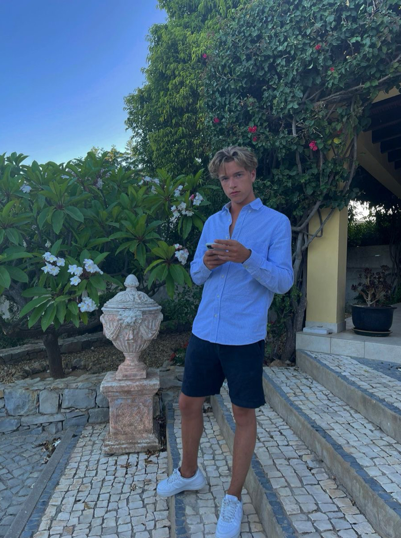 this is a chill relaxed beach/restaurant outfit very simple but still a touch of luxury