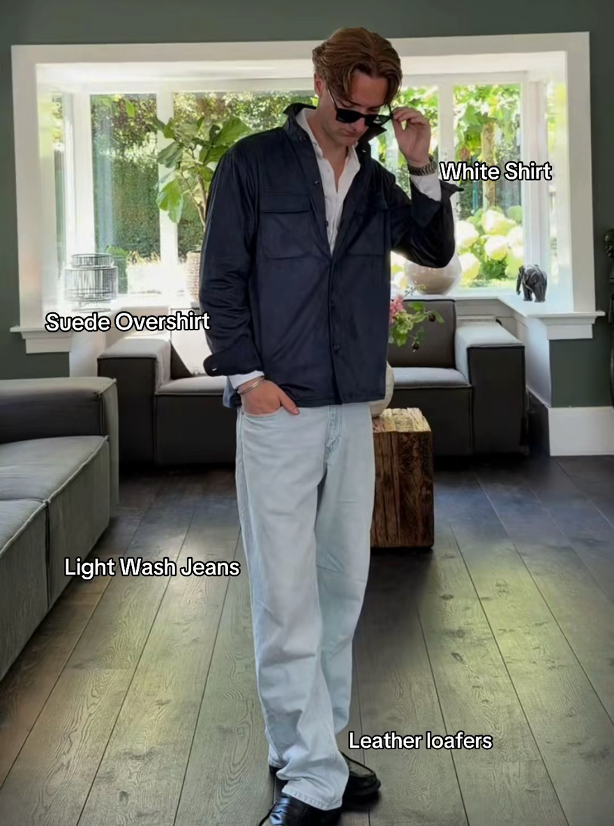 Donkere suède overshirt met een clean witte shirt, lichte jeans en leren loafers. Een rustige, luxe combinatie die perfect werkt voor een dag in de stad of een avond op het terras.