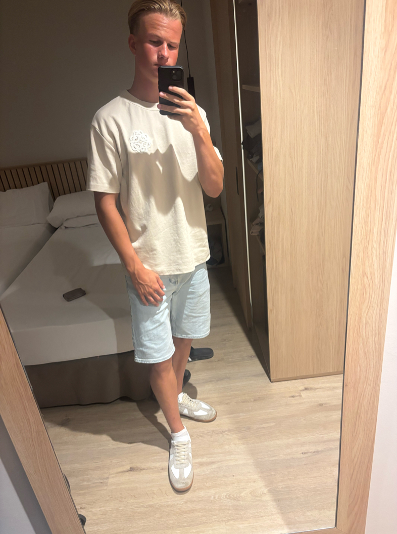 super leuke zomeroutfit met de maison margiela replica schoenen in t wit