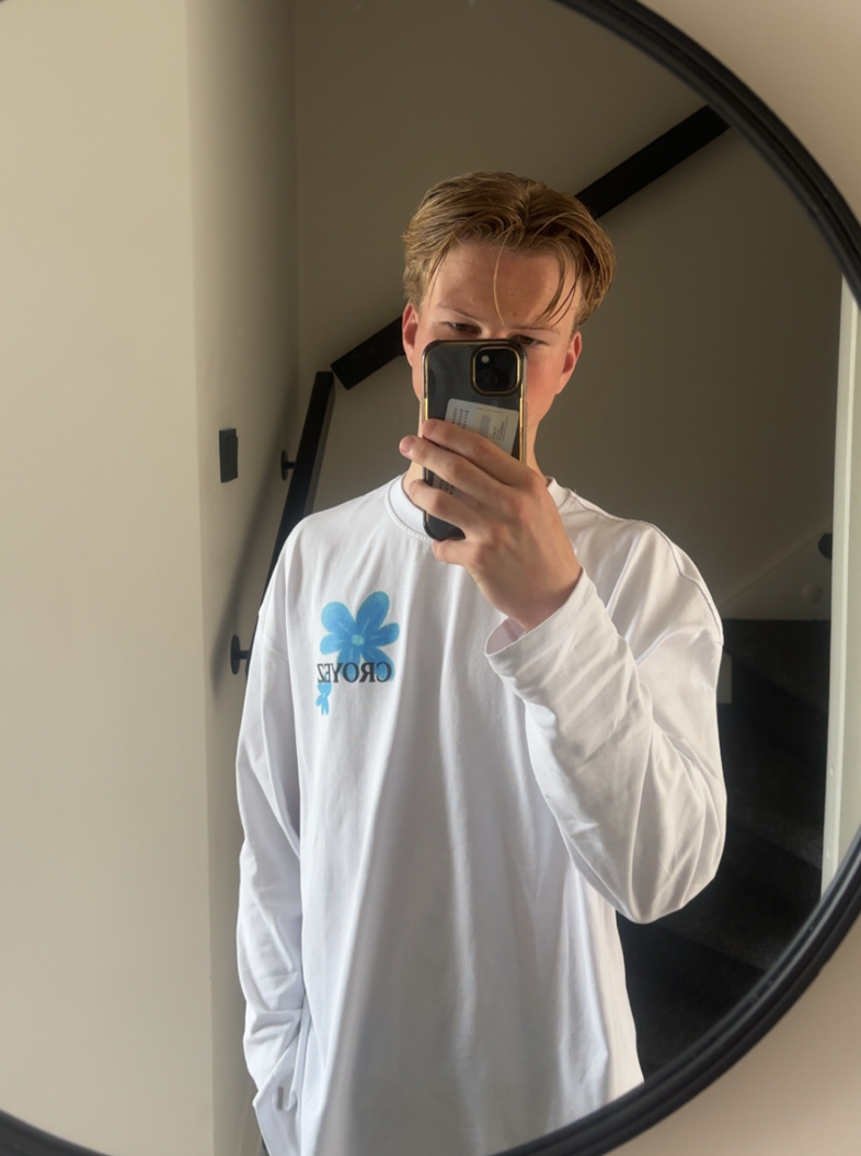 goede longsleeve valt oversized. normaal 80€ nu afgeprijsd naar 63€