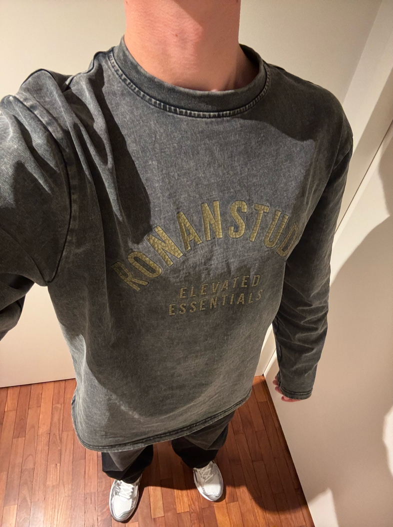 Longsleeve : Ronanstudio
Pants : The Sting
Shoes : ASICS gel kayano 14 White/Graphite Grey